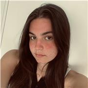 Studentessa neodiplomata in lingue, attualmente iscritta al primo anno di giurisprudenza